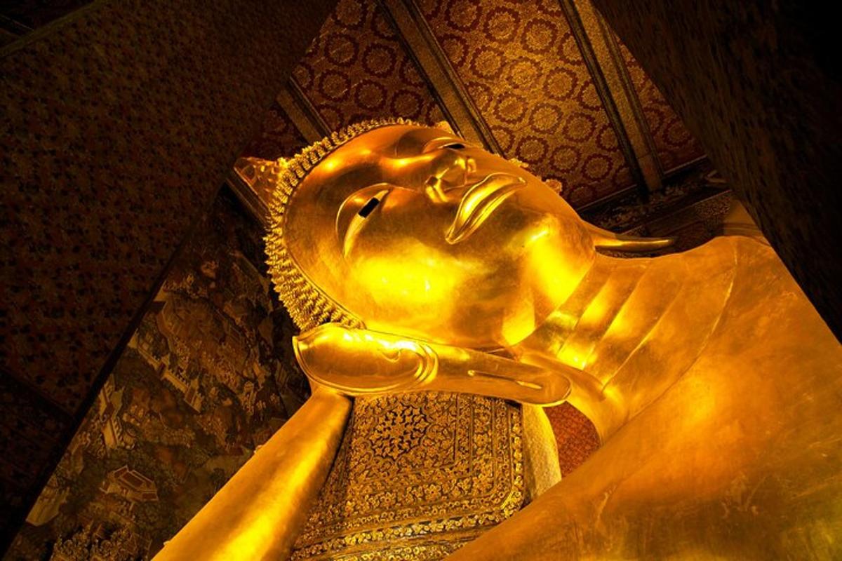 eine goldene Statue eines goldenen Buddha