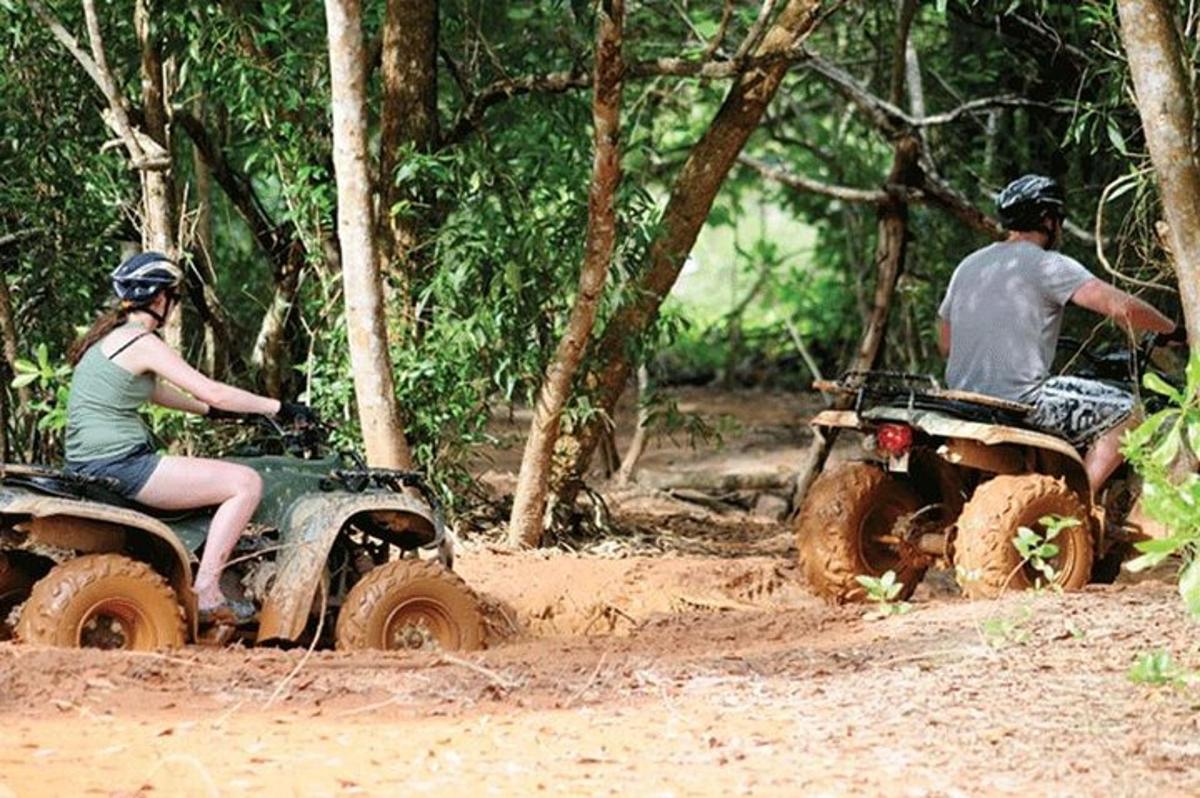 Kaks inimest sõidavad ATV-dega metsas