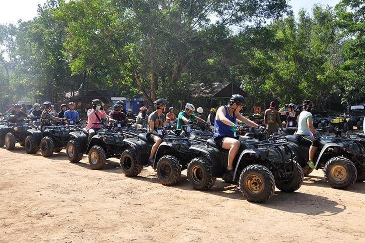 un gruppo di persone che guidano quad su una strada sterrata