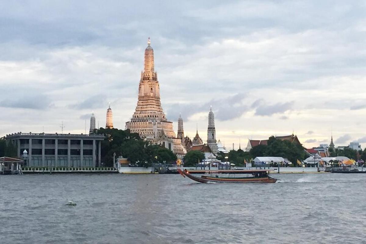 ein Boot im Wasser vor einem großen Gebäude