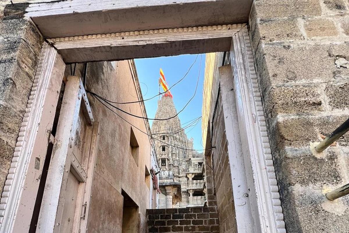 una vista di un edificio da una finestra aperta