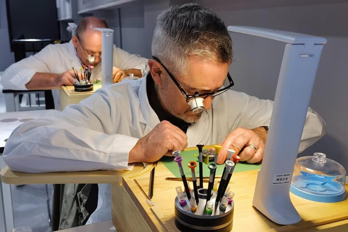 en mand i et laboratorium, der arbejder på en enhed