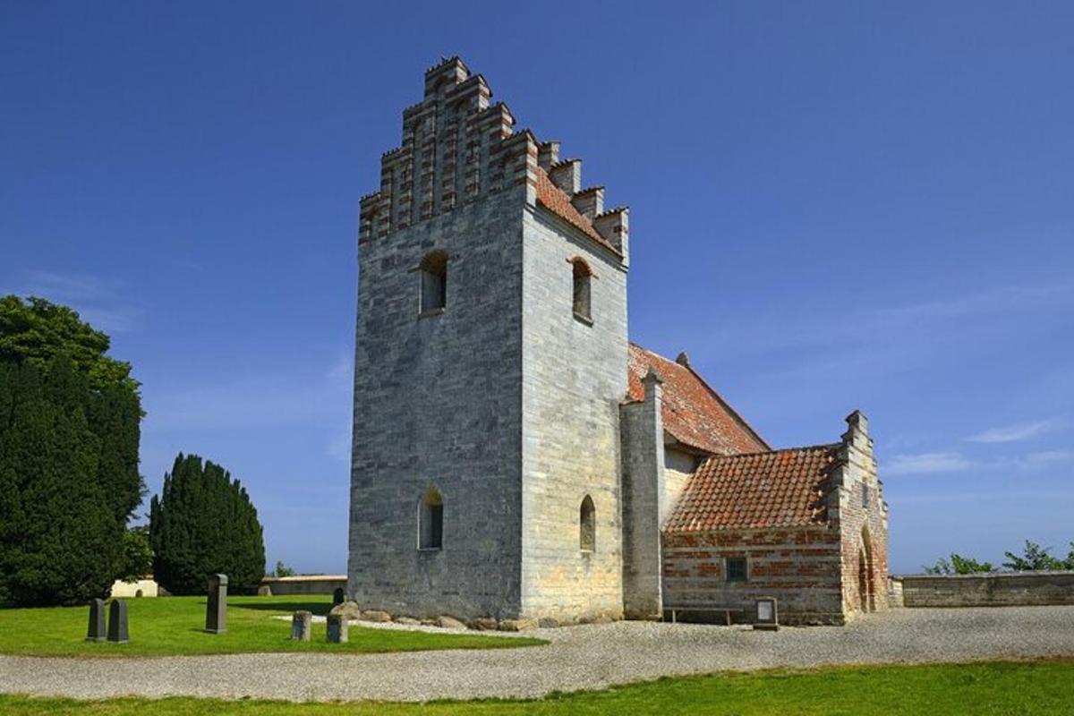 stará cihlová budova s věží na poli