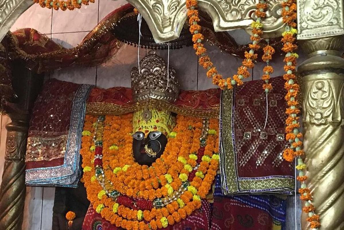 uma cama com uma cabeceira decorada com contas e uma coroa