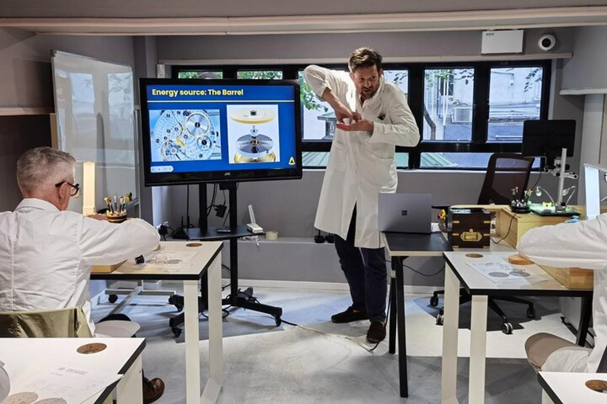 en mand står på et kontor og læser en avis