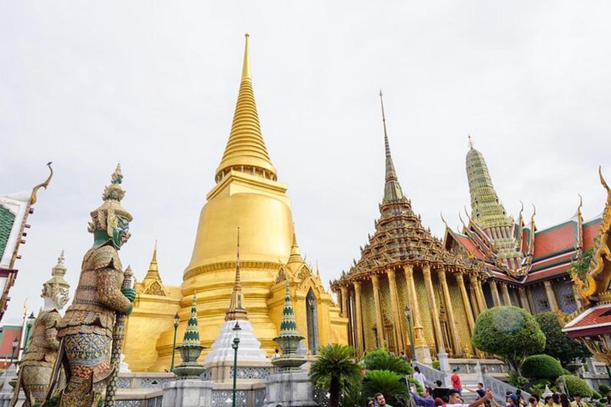 một tòa nhà có tháp pháo và chóp nhọn bằng vàng trong một thành phố