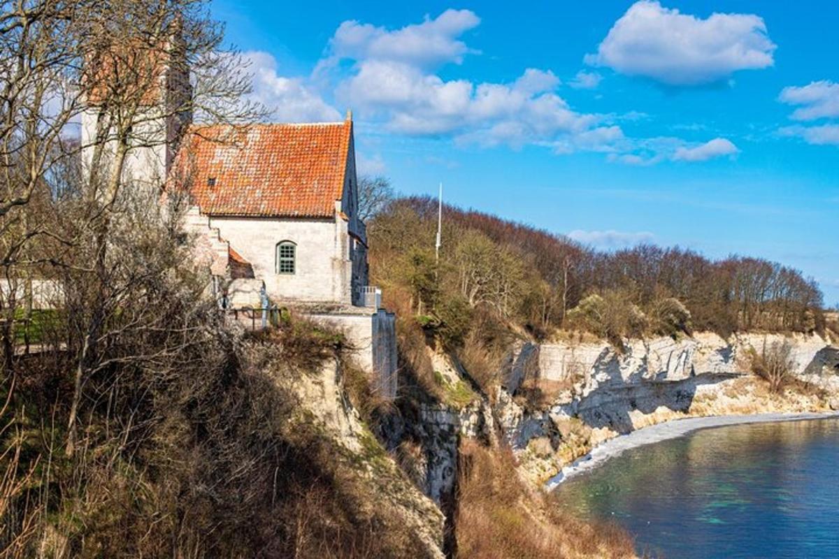 budova na kopci vedle řeky