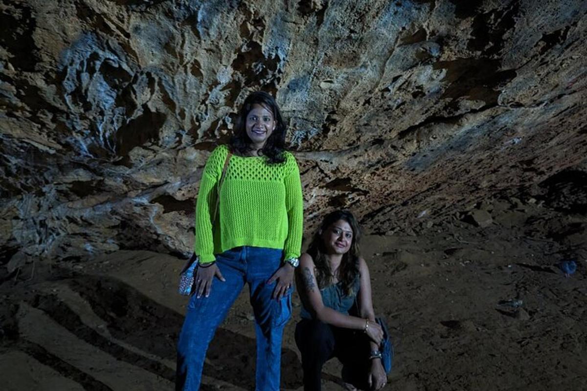due ragazze in piedi davanti a una parete rocciosa