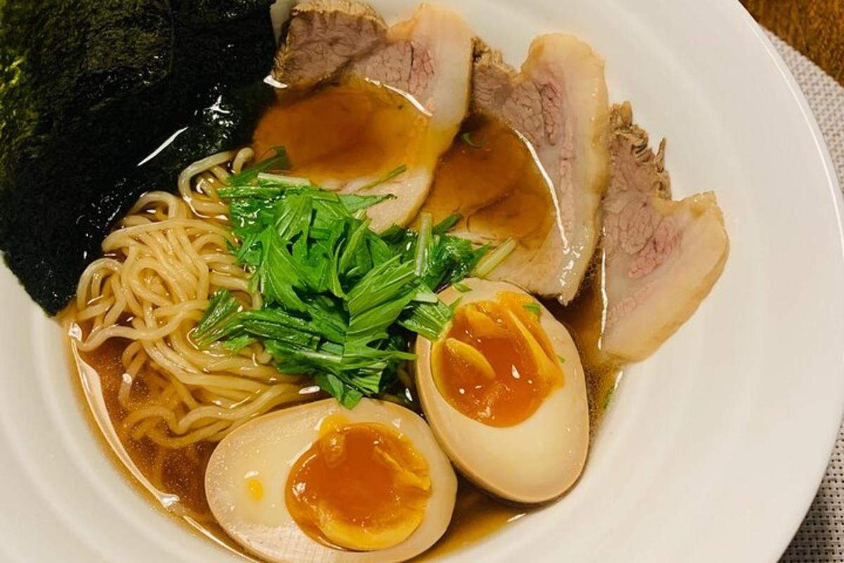 talíř ramen s vejci a masem