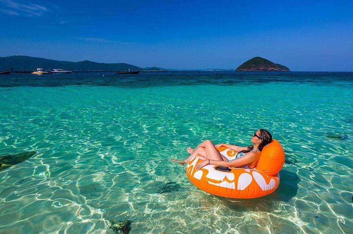 naine lamas vees oranžil parvel