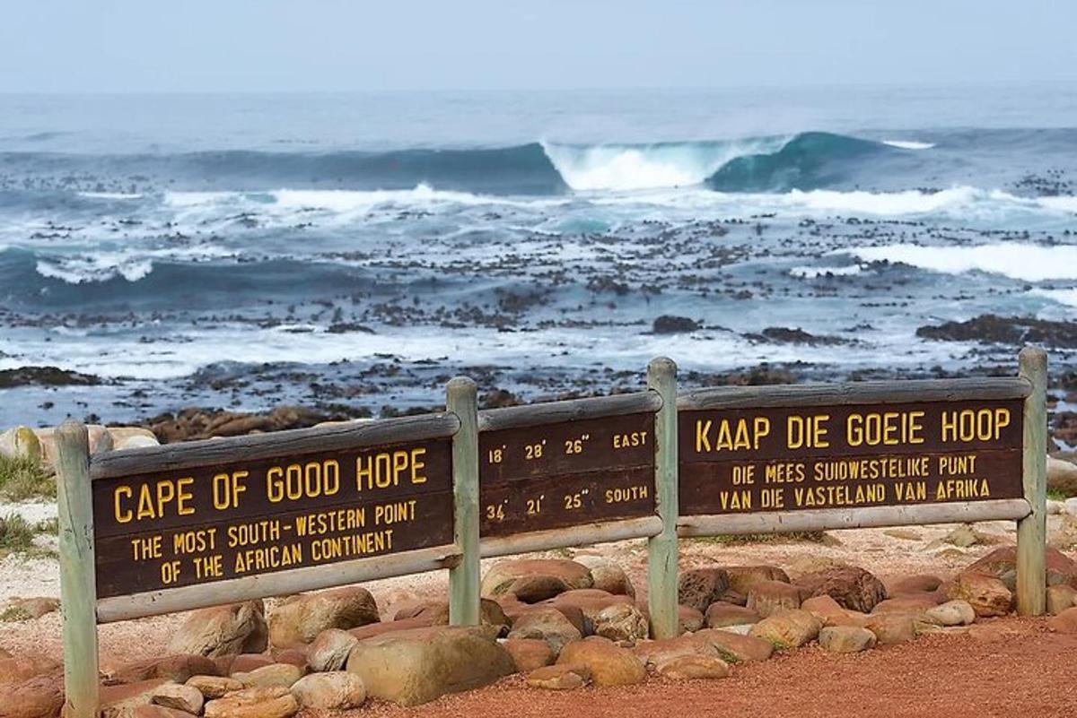 uma placa na praia olhando para o oceano
