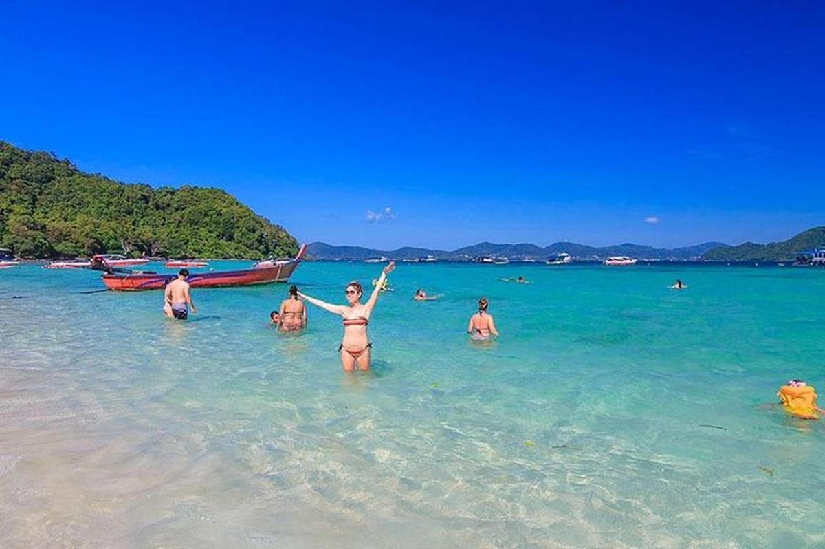 una donna in piedi nell'acqua su una spiaggia