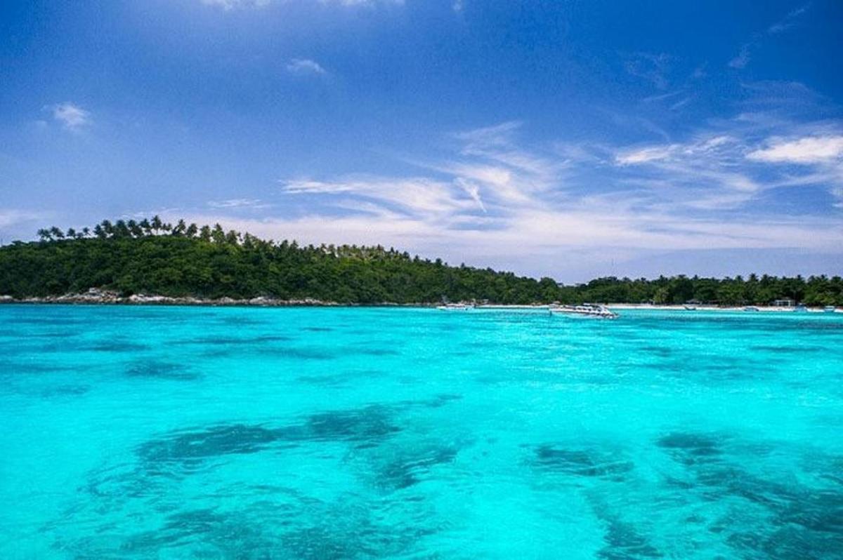 una gran masa de agua con una isla al fondo
