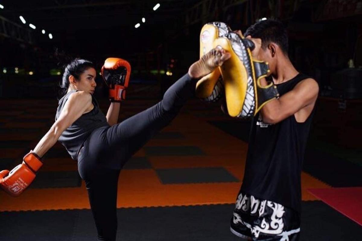 un uomo e una donna in palestra con i guantoni da boxe