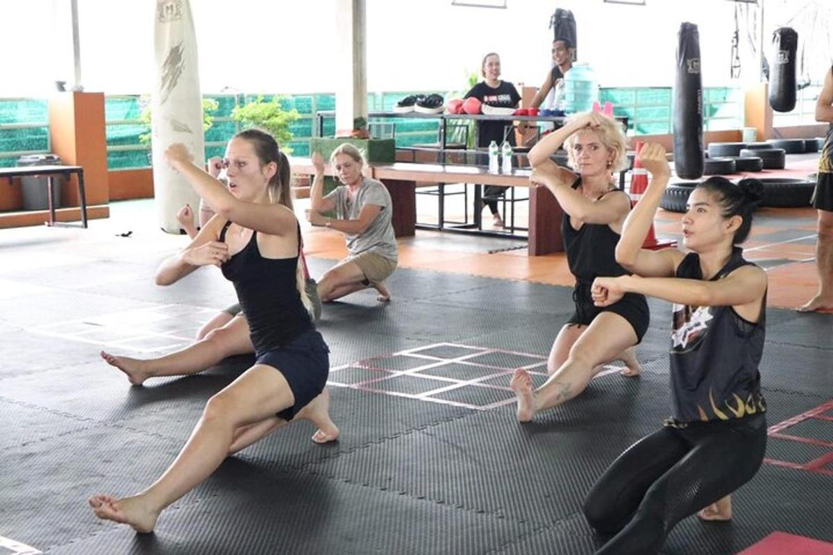 un gruppo di donne che eseguono danze aorative in una palestra