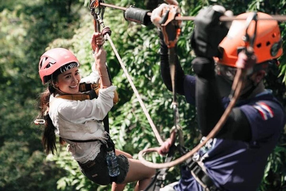 dívka na zipline s mužem