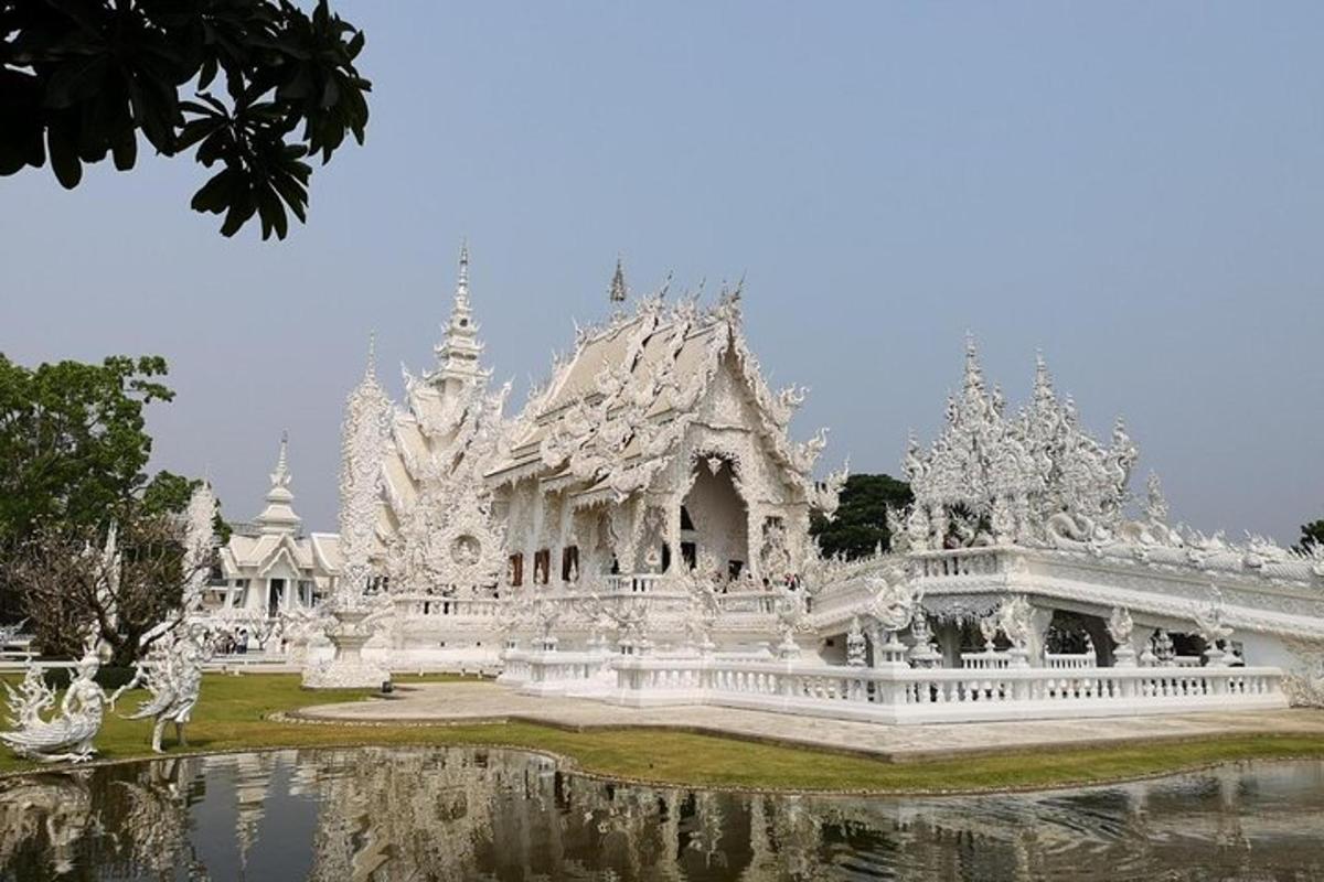 Un templo blanco con su reflejo en el agua.