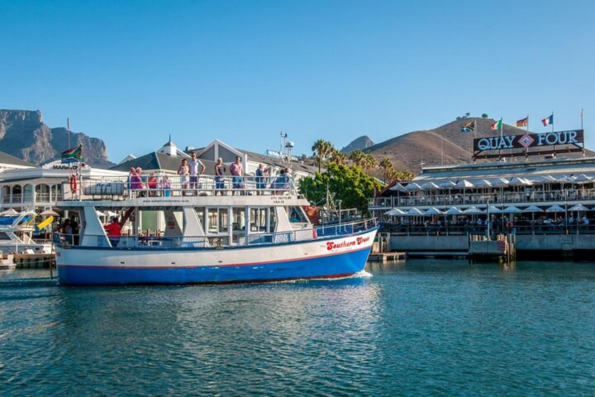 ein Kreuzfahrtschiff im Wasser neben einem Pier
