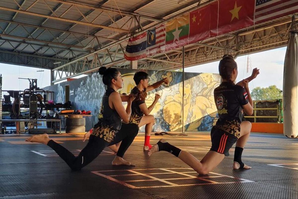un gruppo di donne che ballano in una palestra