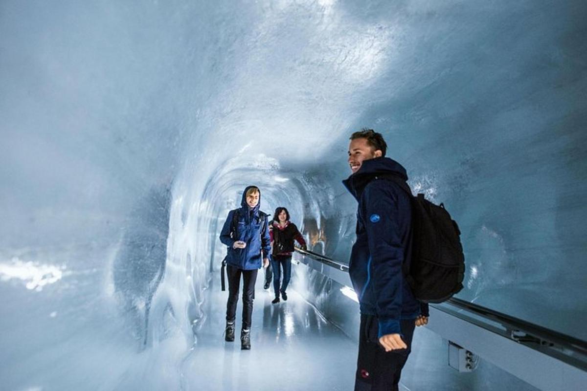 grupp inimesi, kes kõnnivad läbi jäätunneli