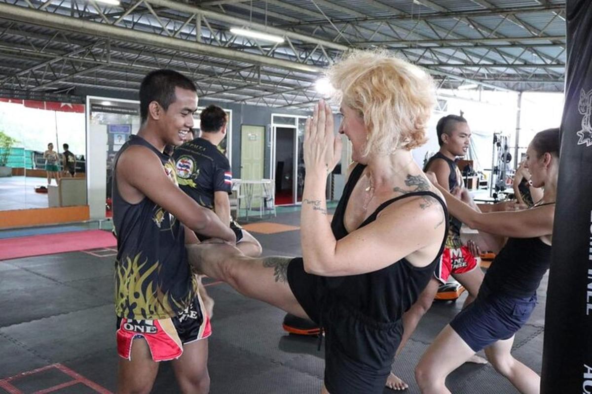 egy csoport ember pilates órán