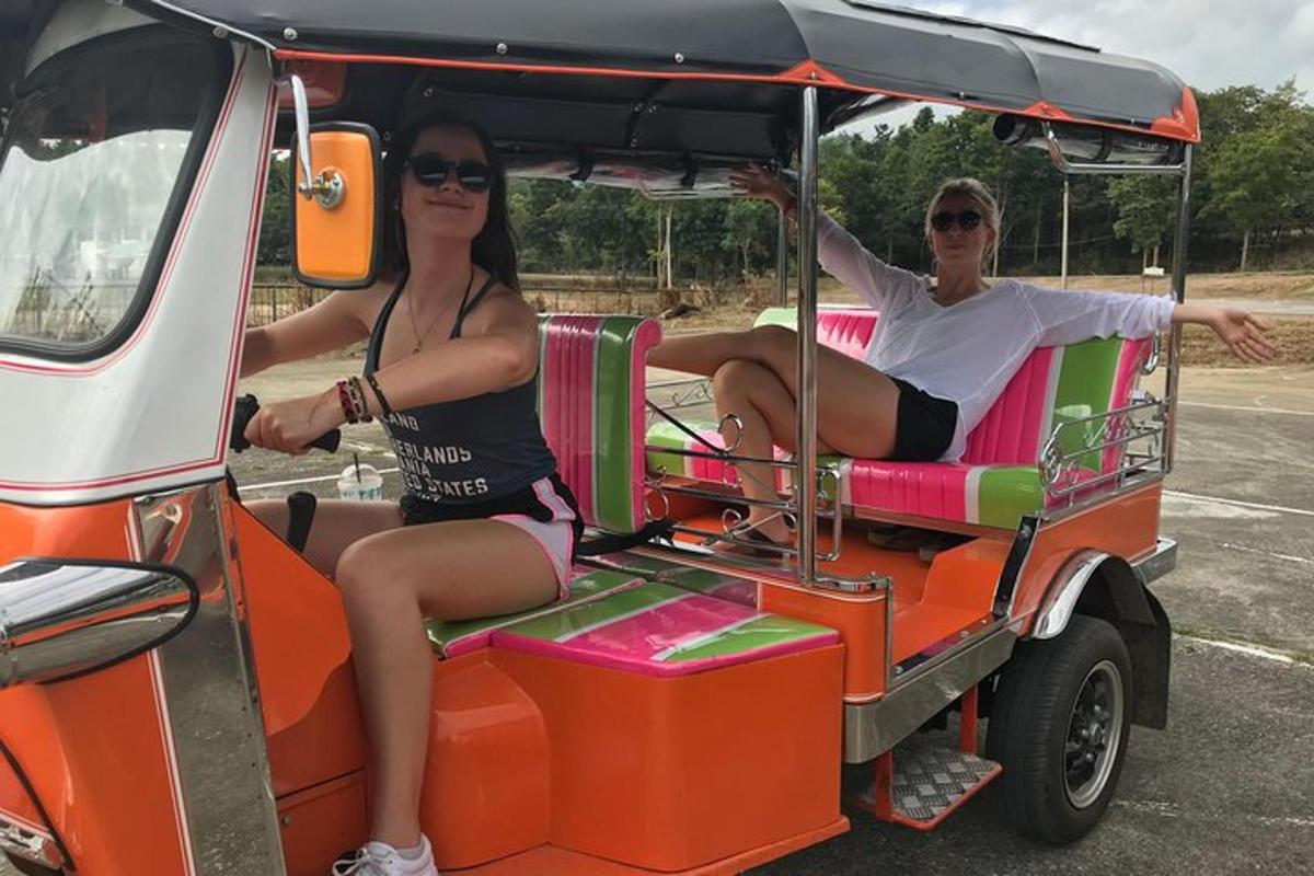 mężczyzna i kobieta jadący wózkiem golfowym