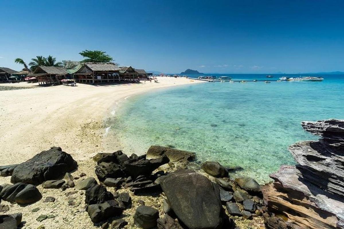 plaža s kupom kamenja v vodi