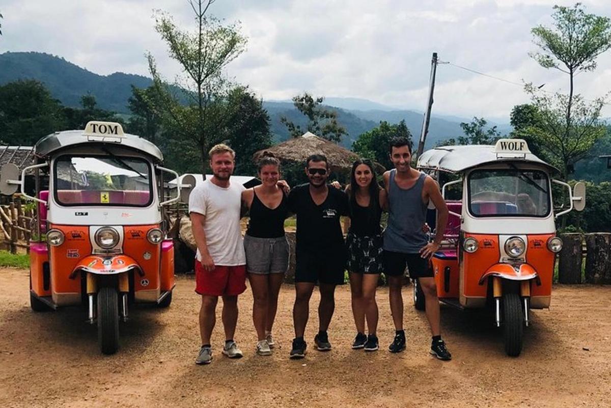 Un grupo de personas de pie frente a tres motocicletas.