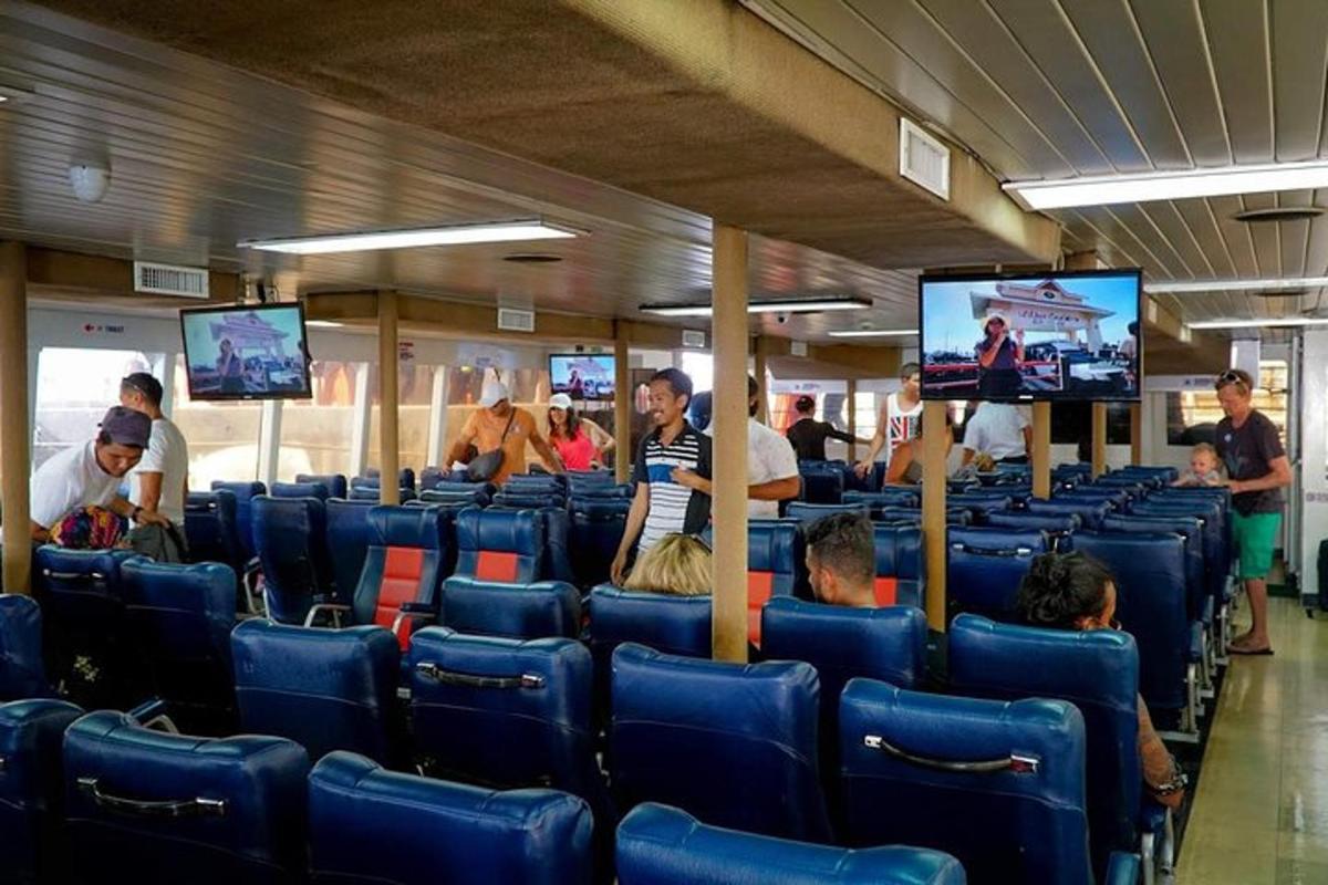 skupina lidí sedících na letišti