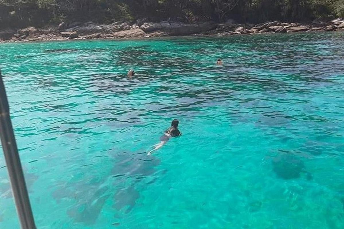seseorang yang berenang di dalam badan air
