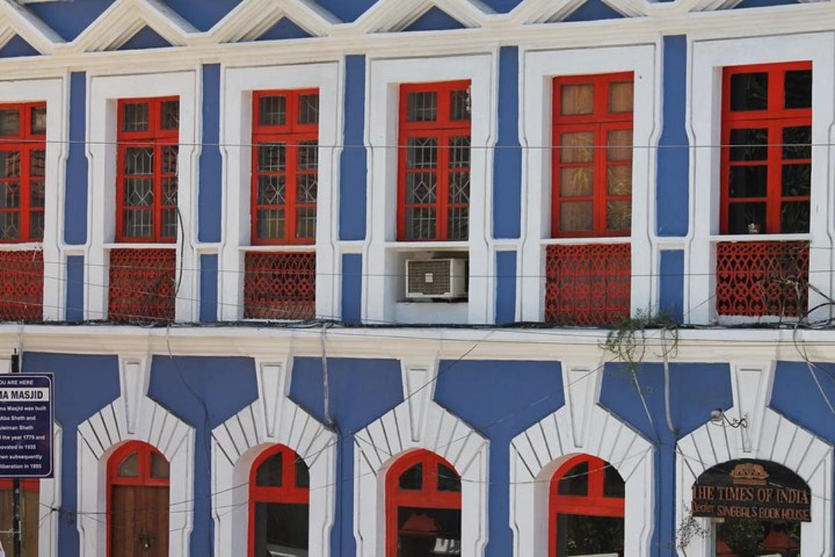 blá og hvít bygging með rauðum gluggum