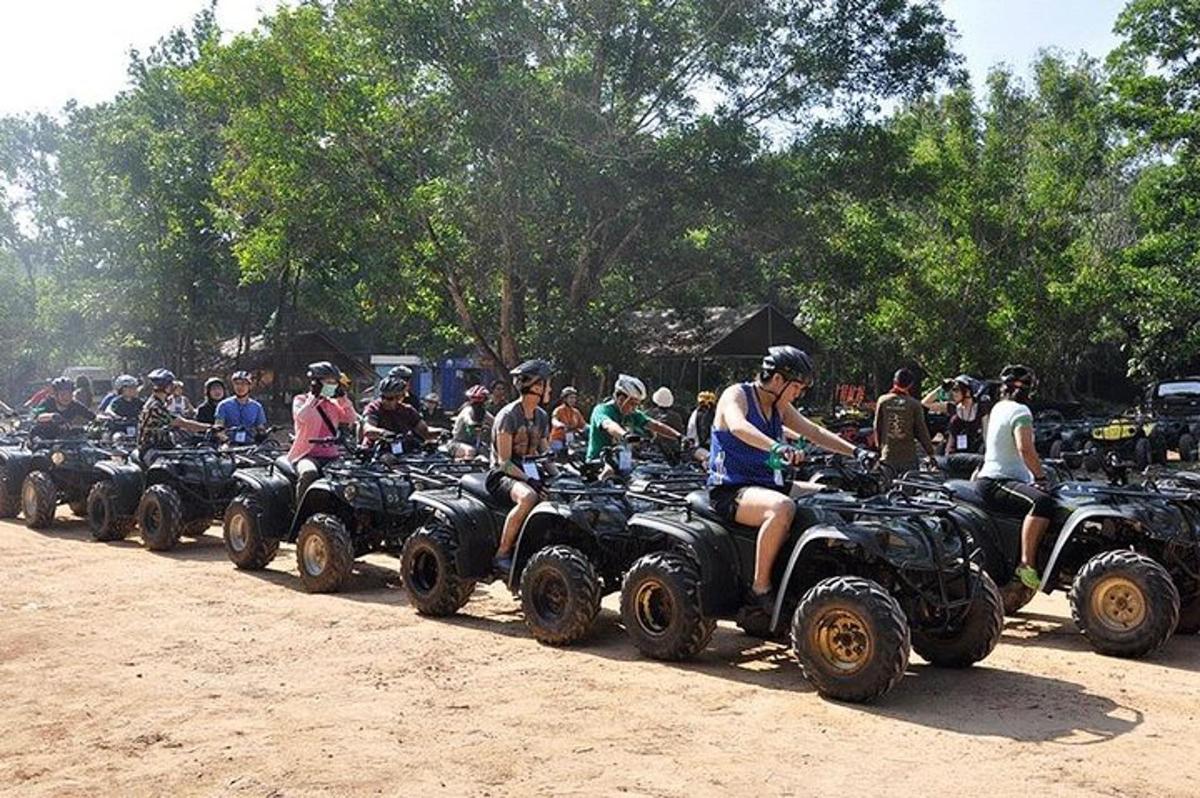 egy csoport ember ATV-zik egy földúton