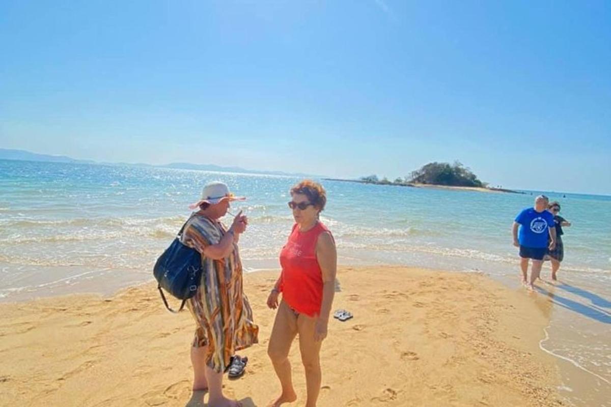 un uomo e una donna che camminano sulla spiaggia
