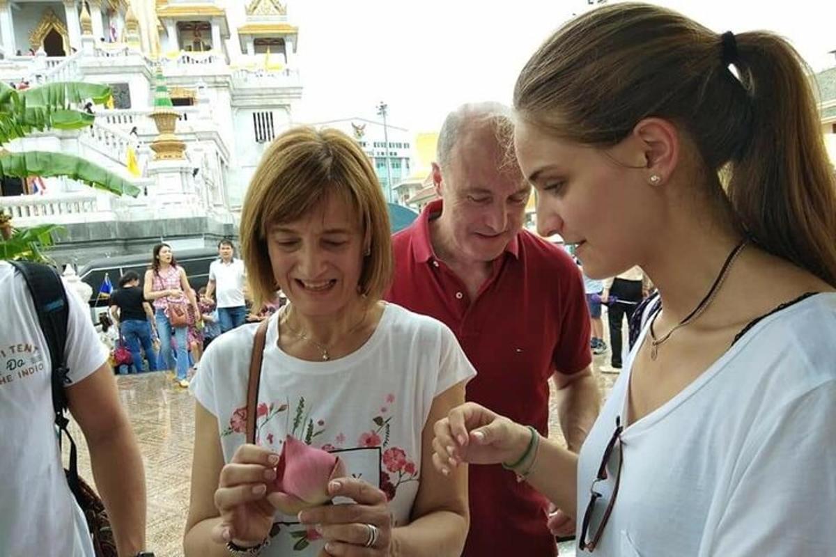 skupina ljudi, ki gledajo v mobilni telefon
