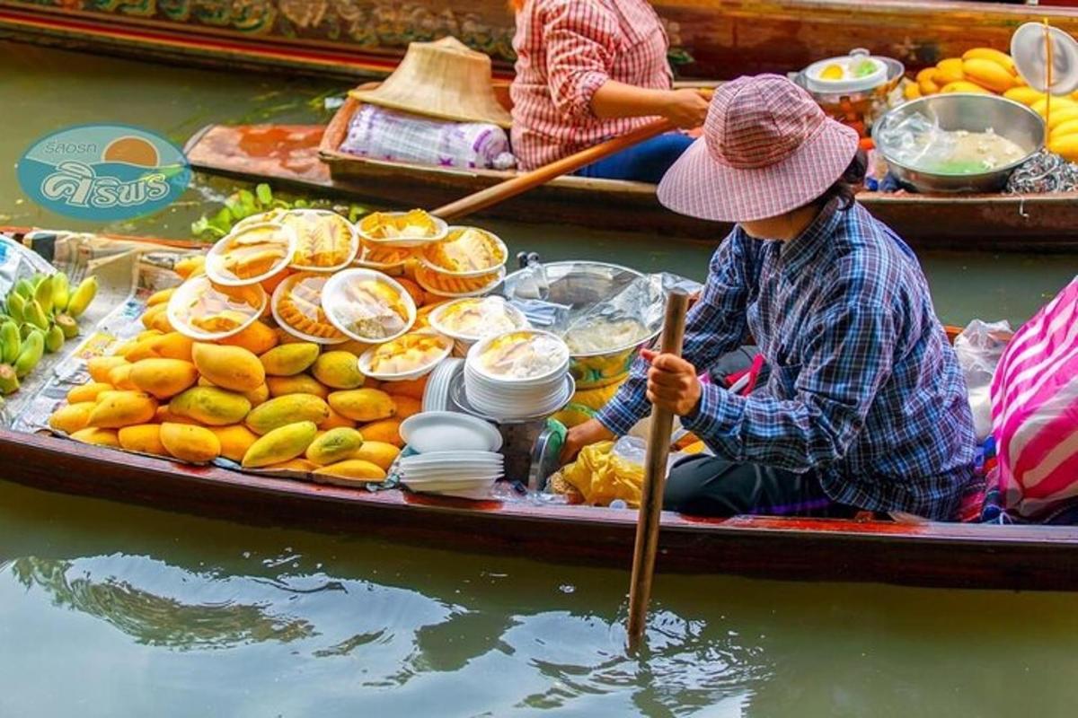 due persone su una barca con cibo in acqua