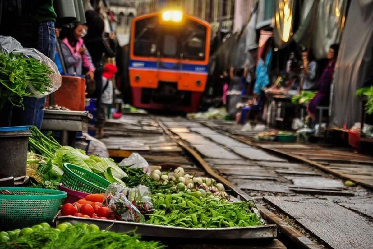 un treno sta scendendo sui binari in un mercato