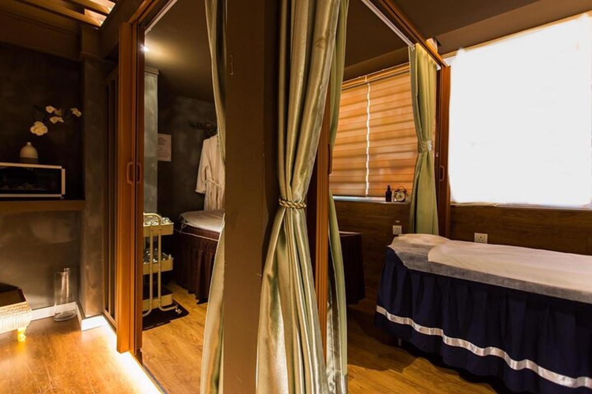 kamar tidur dengan tempat tidur dan jendela di dalam kamar