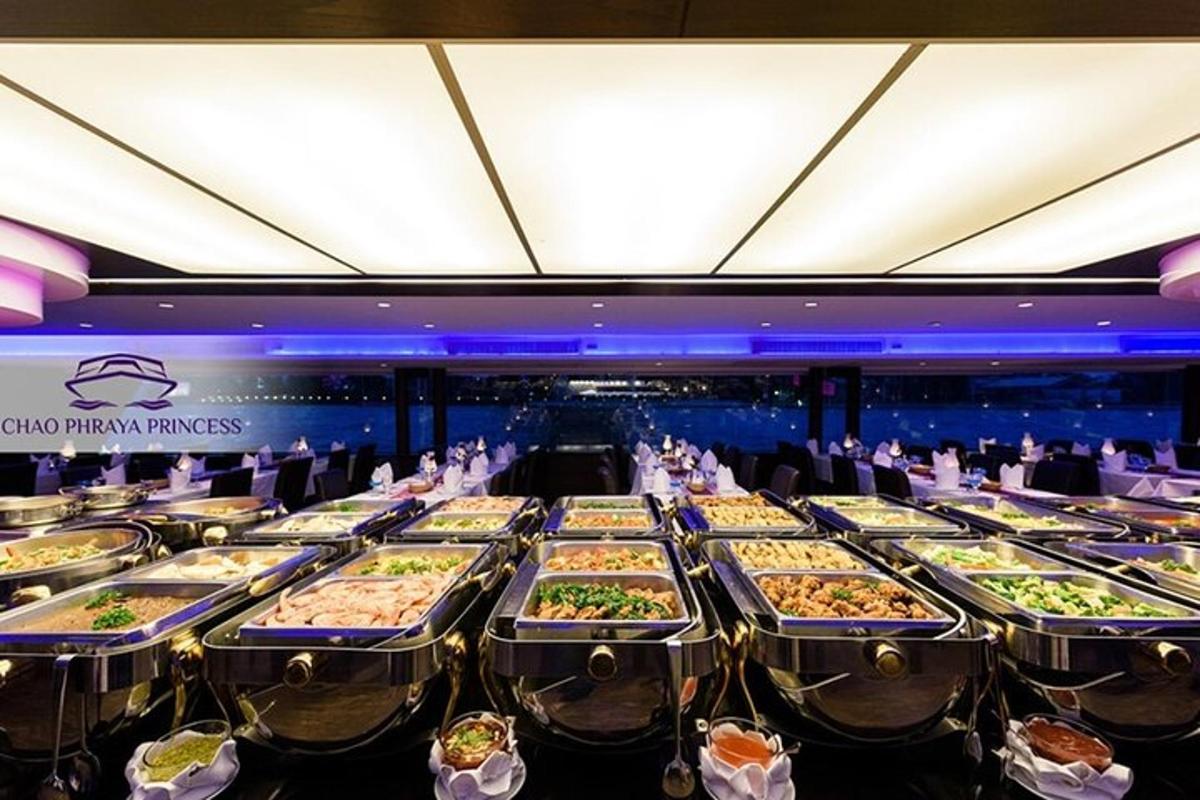 una linea a buffet con molti tipi diversi di cibo