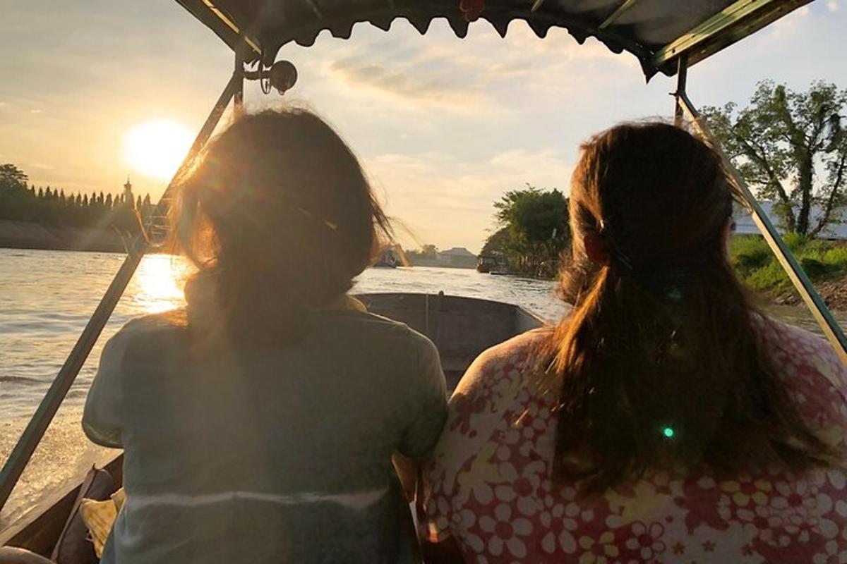 dua wanita menaiki bot di atas air