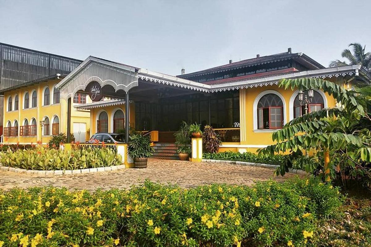 una casa amarilla con un jardín delante