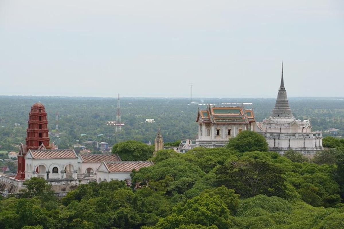 một nhóm đền chùa trong một thành phố