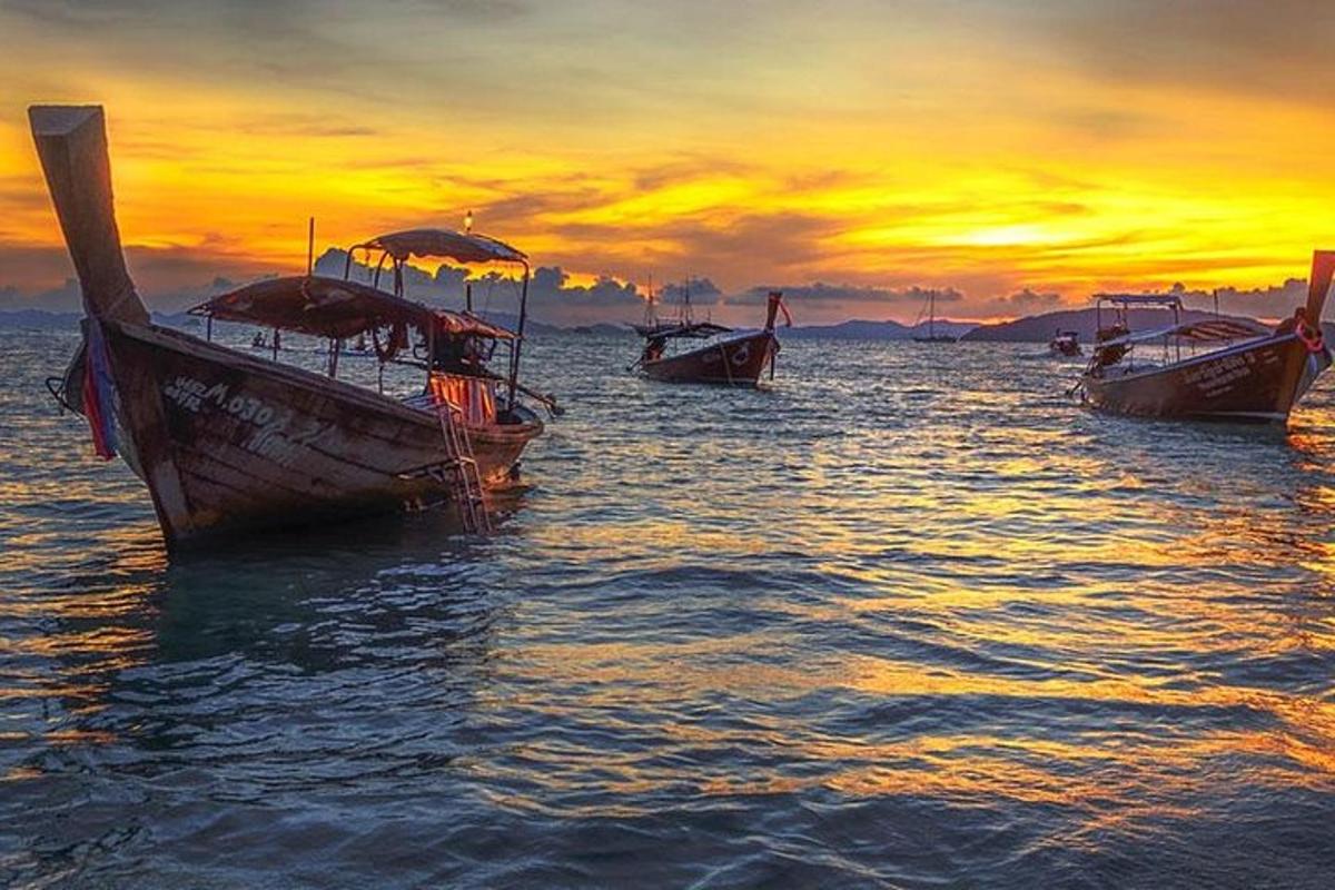 một nhóm thuyền trên mặt nước lúc hoàng hôn