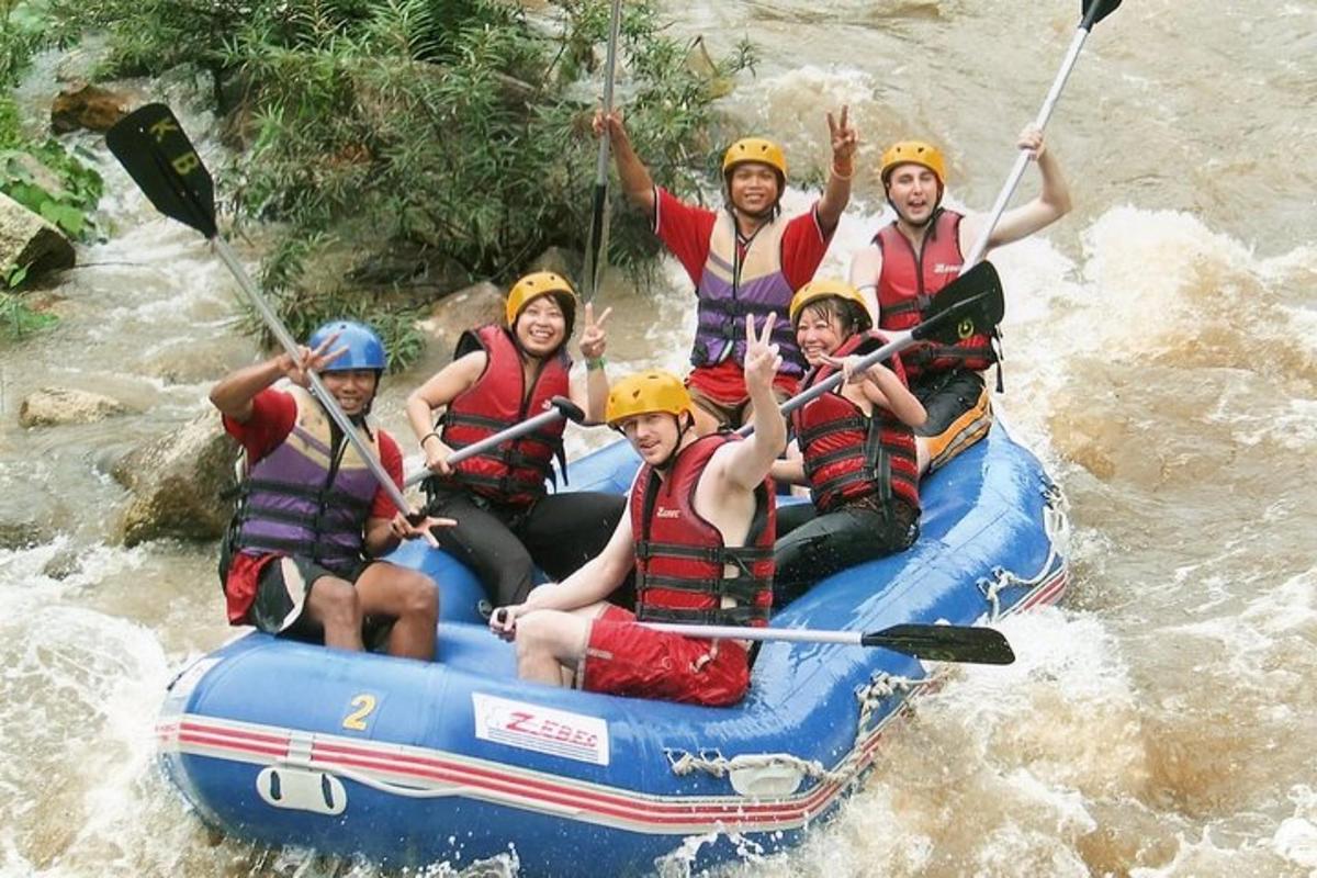 một nhóm người đang đi bè trên sông