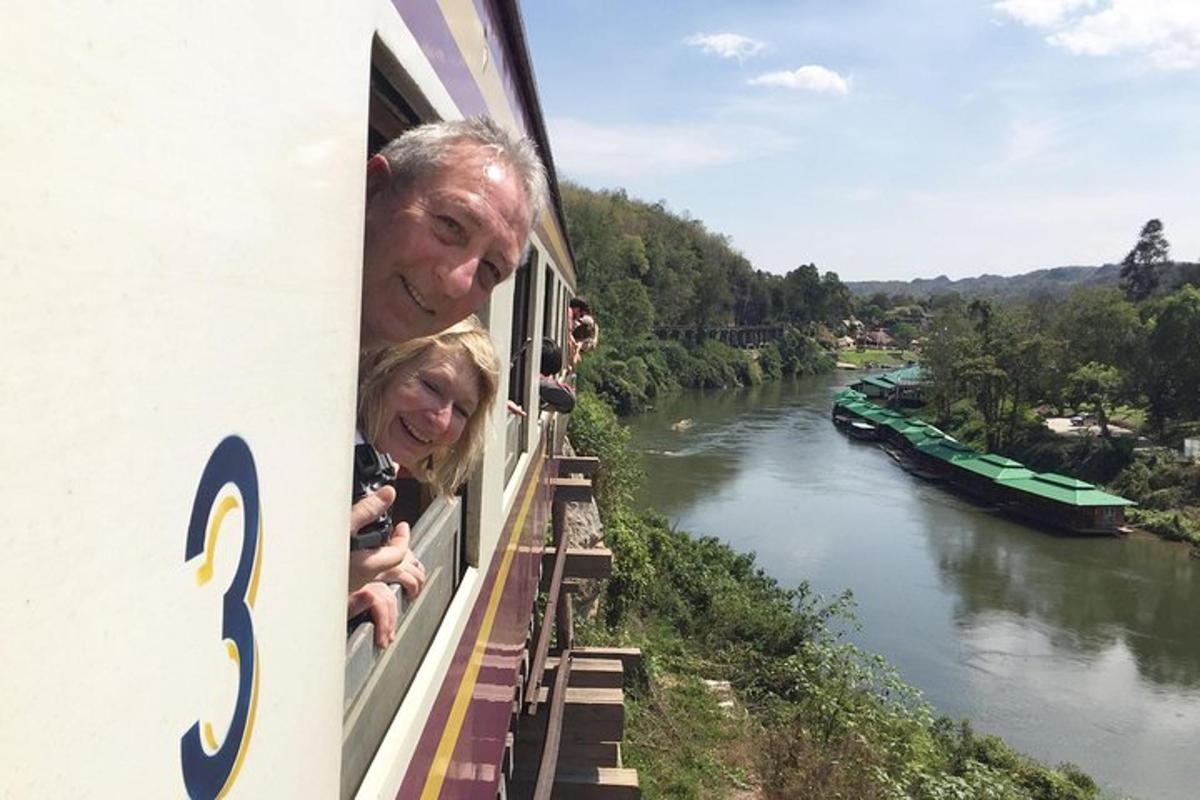un uomo e una donna anziani che guardano fuori dal finestrino di un treno