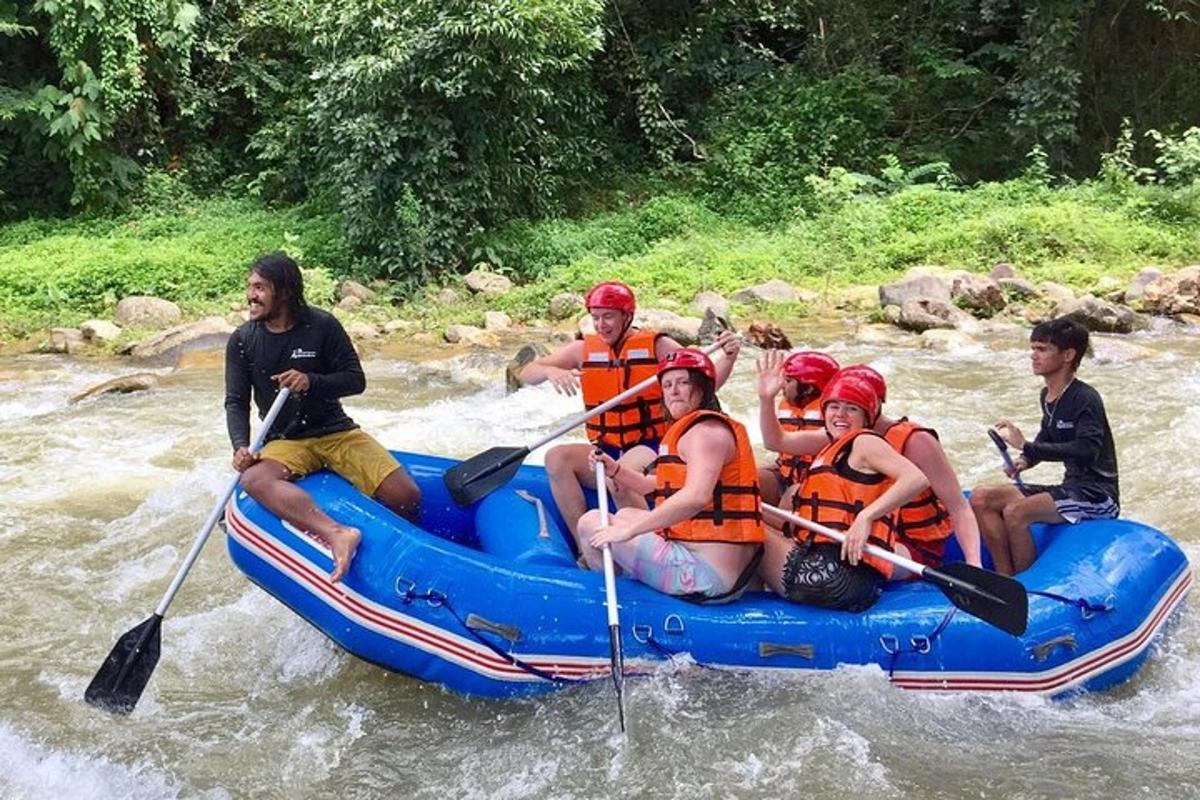 một nhóm người đang đi bè trên sông