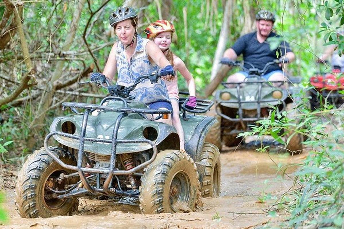 một người đàn ông và một người phụ nữ đang đi trên một chiếc xe địa hình