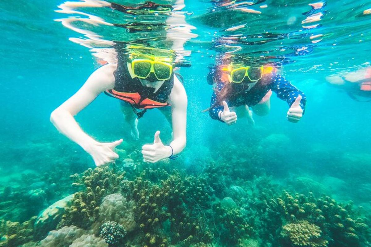 due persone stanno nuotando nell'acqua