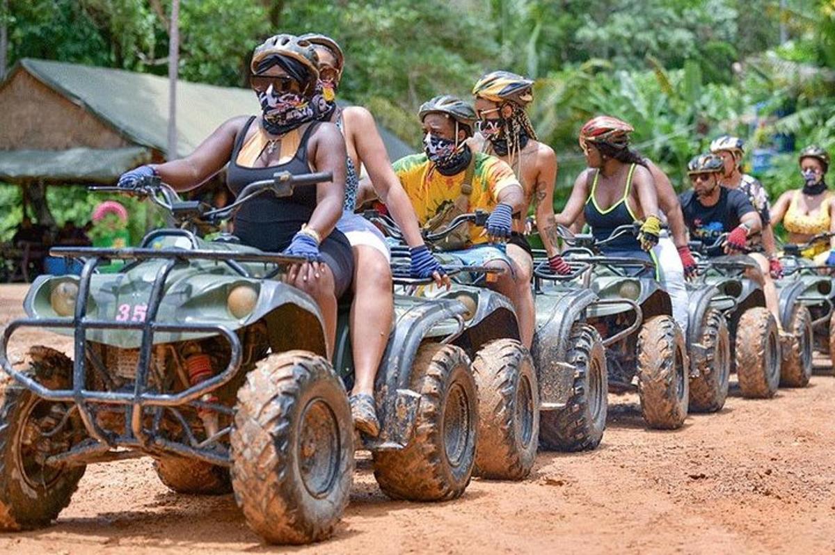 un gruppo di persone che guidano quad su una strada sterrata