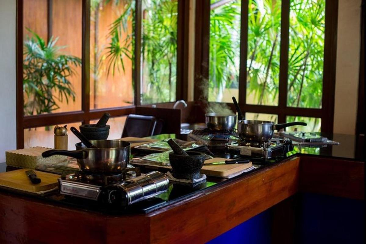 kaunter dapur dengan periuk dan kuali di atasnya
