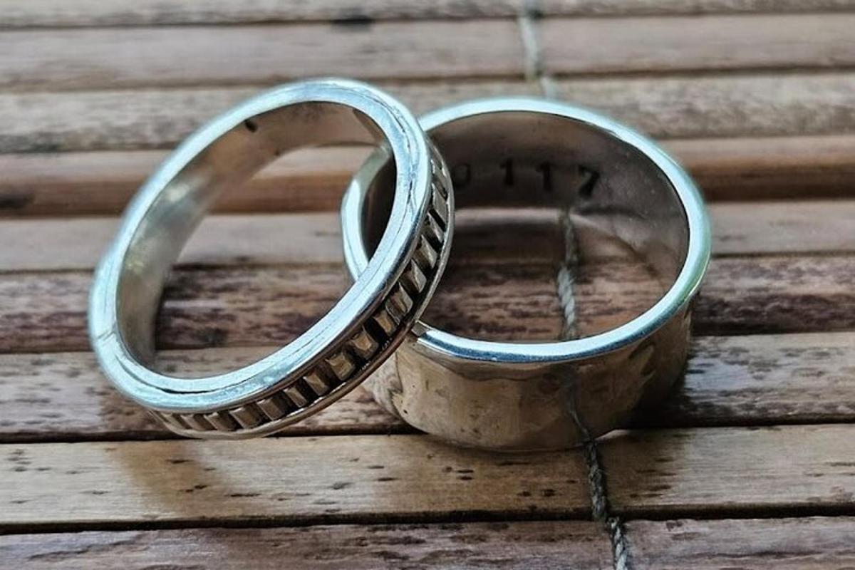două inele metalice așezate pe o masă de lemn
